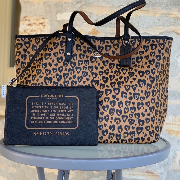 Nwt Coach wild Heart reversible Tote&wristlet - Picture 6 of 6
